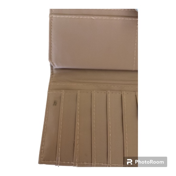 Women’s trifold, wallet, floral, print multiple pockets inside and out - Picture 4 of 5